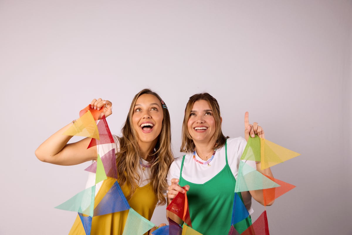 Mari y Lau con banderas de colores