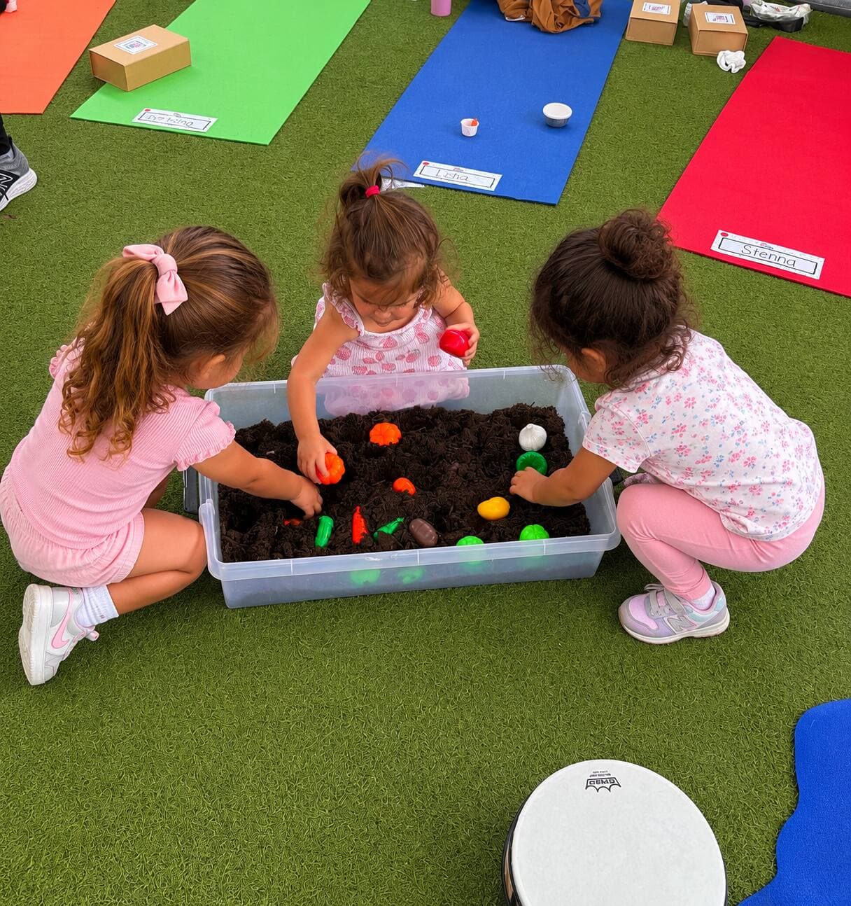 Niños explorando una caja sensorial