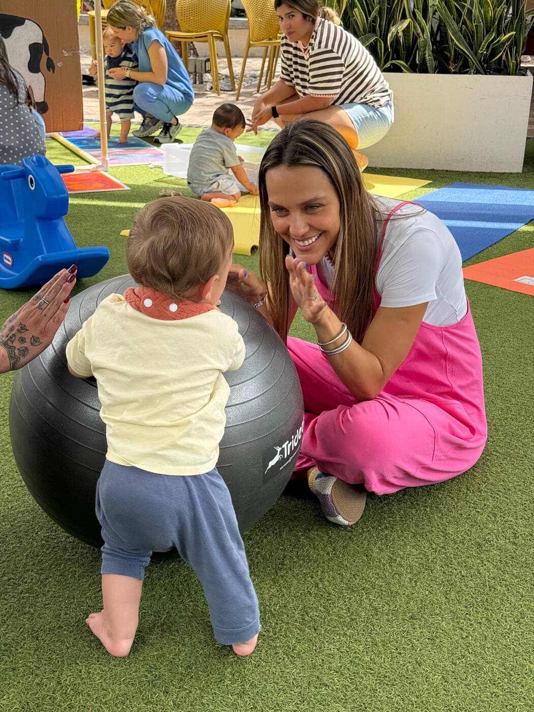Mamá y bebé jugando con la pelota
