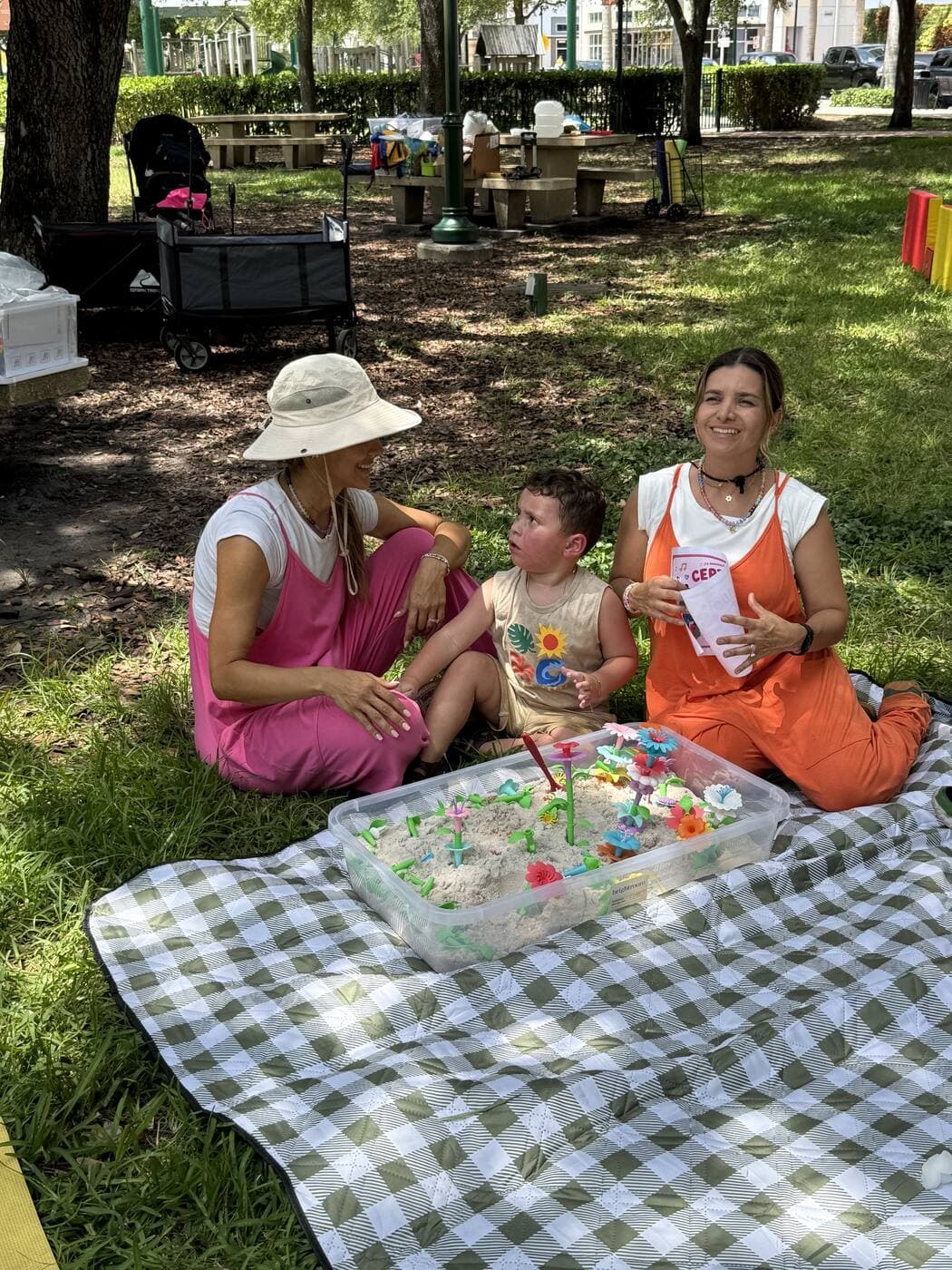 Familias compartiendo en el pasto