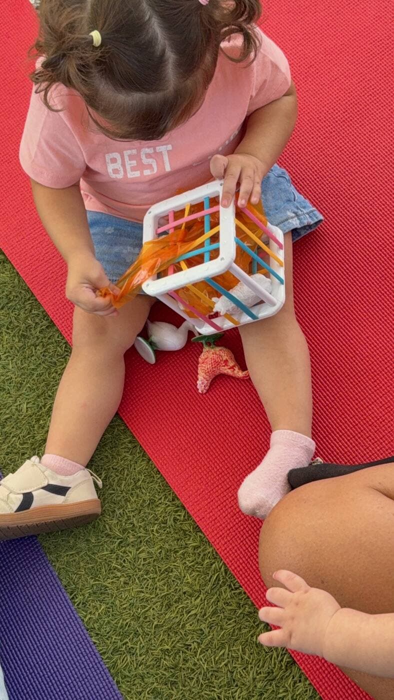 Niña jugando con material sensorial