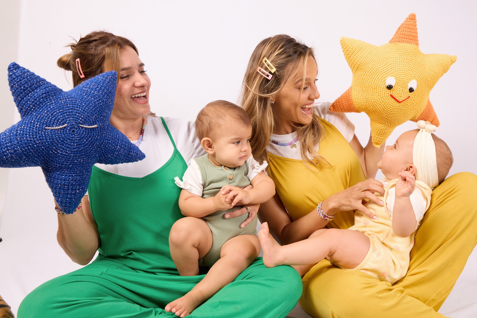 Mari y Lau con sus bebés y estrellas de peluche